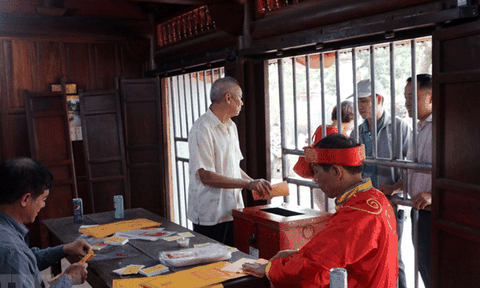 Không còn tình trạng ''tiền trao, ấn phát'' tại đền Trần