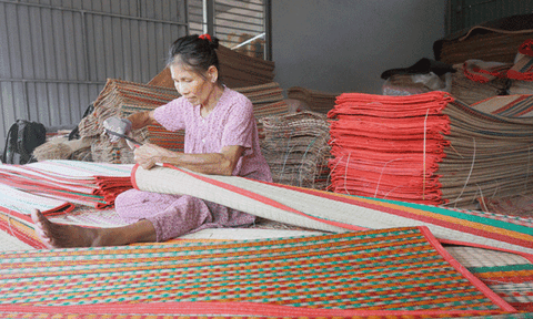 Giữ nghề dệt chiếu Long Cang