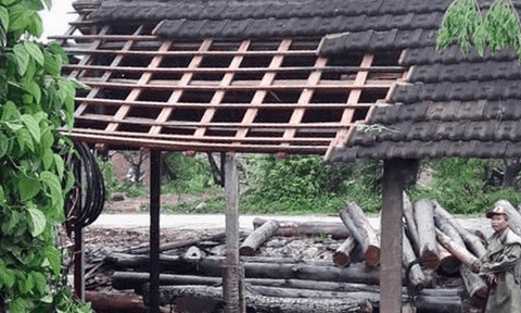 Lốc xoáy làm tốc mái nhiều nhà dân ở Nghệ An