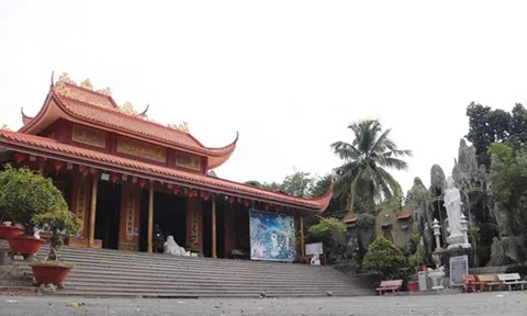 Đến chùa "Bánh xèo" độc đáo ở An Giang