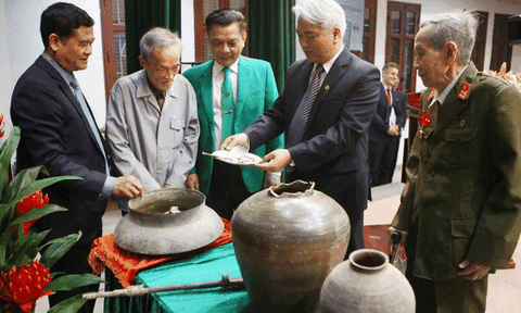 Hiến tặng tài liệu, hiện vật liên quan đến Chiến dịch Điện Biên Phủ