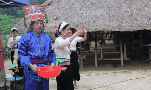Người Mường đánh thức ma Khú cầu mưa