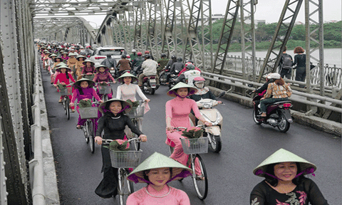 Áo dài Huế: Hướng đến xác lập & phát triển thương hiệu