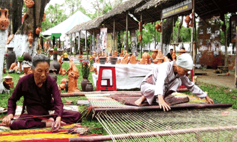 Làng dệt chiếu Cẩm Nê