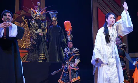 Khán giả không quay lưng với sân khấu 