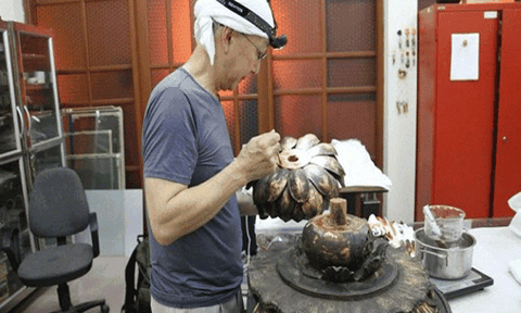 Kỳ công phục chế hiện vật bảo tàng