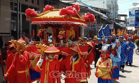 Hàng ngàn người tham gia Lễ hội Nghinh Ông Sông Đốc