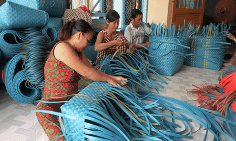 An Giang: Tăng thu nhập từ nghề đan giỏ ny-lon