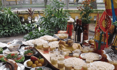 Mâm cúng đất giống người xứ Quảng 