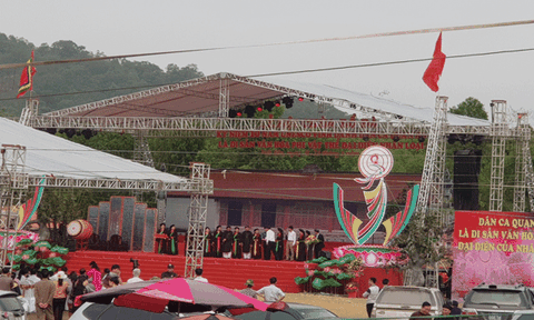 Chùa Bổ Đà khai hội vẫn ngổn ngang gạch vỡ