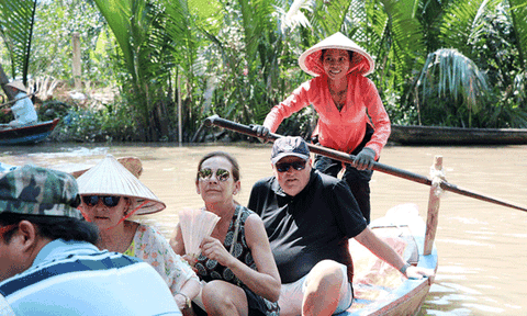 Nghề chèo xuồng đưa khách du lịch