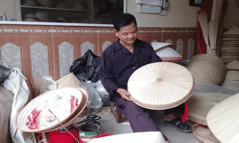 Gia đình nghệ nhân 5 đời gắn bó với nghề làm nón làng Chuông