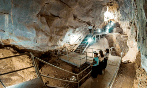 Hang Con Moong - nơi chứa đựng nhiều nền văn hóa cổ