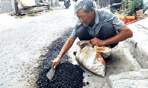 Chuyện ông lão vá đường