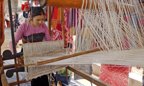 Độc đáo thổ cẩm bản Lác