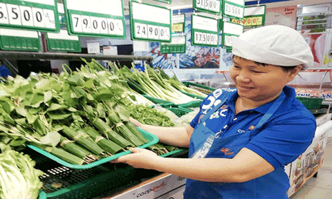 Nhiều điểm bán hàng nông sản gói rau bằng lá chuối