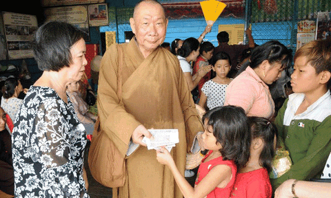 Trung tâm nhân đạo Từ Tâm thăm, tặng quà ở Campuchia