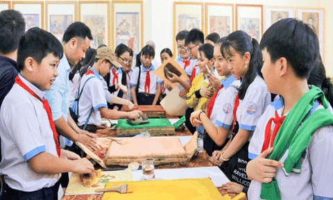 Xem tranh dân gian ở Cần Thơ