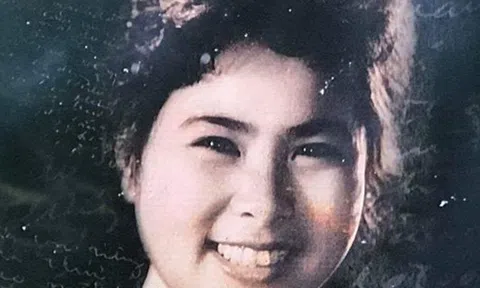 Người đàn bà đạp xe trong đêm đông giá lạnh