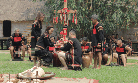 Tái hiện lễ cúng cây nêu cầu an của đồng bào Ê Đê