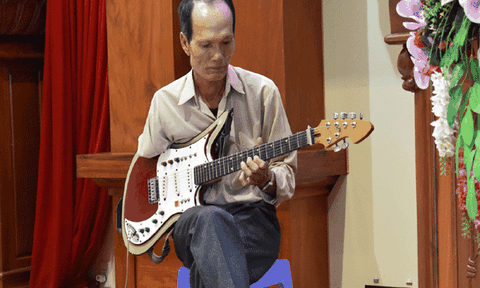 Chuyện người đàn ông chơi đàn một tay