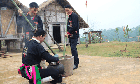 Độc đáo nhà nửa sàn nửa đất của người Dao