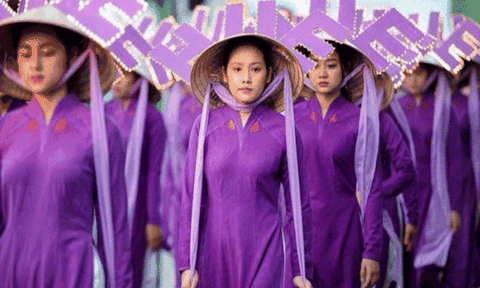 Tranh cãi chiếc nón Huế bị... “cắm sừng”