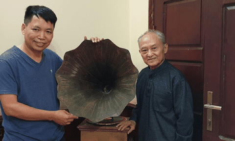 Chiếc máy quay đĩa chạy cót hơn trăm tuổi còn nguyên bản