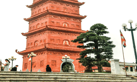 Ly kỳ tháp cổ trên đỉnh Ngọc Sơn