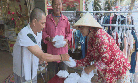 Ấm áp bữa cơm chay miễn phí