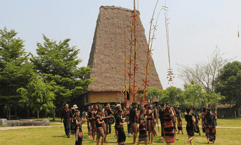 Đồng bào Ba Na tổ chức Lễ Tơ Mon