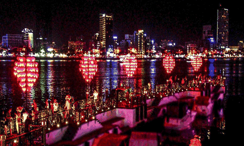 Đêm về trên cây cầu Tình Yêu ở Đà Nẵng