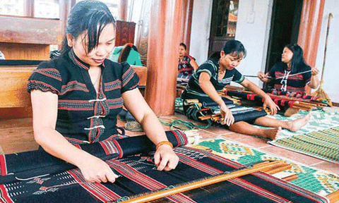 Công phu nghề Dệt Zèng của đồng bào Tà Ôi