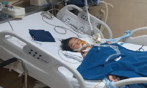Nghệ An: Xót xa cô bé 5 tuổi từng ngày vật lộn với cơn đau vì hỏng thực quản do uống nhầm thuốc tẩy bồn cầu