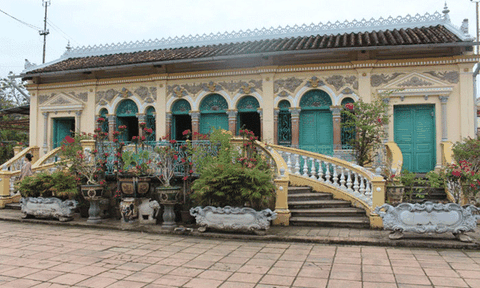 Độc đáo những ngôi nhà cổ trăm năm ở miền Tây