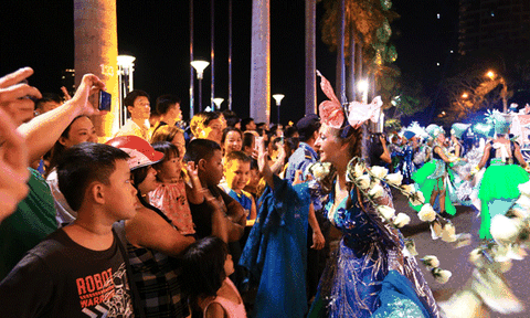 Du khách phấn khích Lễ hội Carnival đường phố DIFF 2019