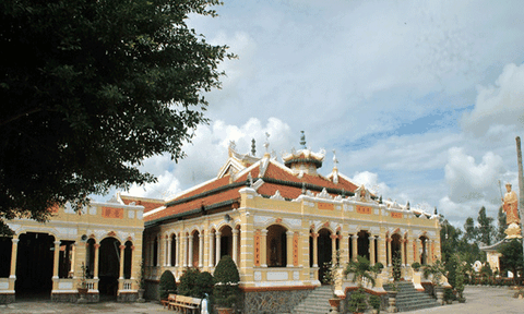 Về Bạc Liêu vãn cảnh chùa Cô Hai Ngó bên sông