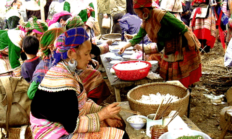 Chợ Bắc Hà thưởng thức món ăn của người Hmong