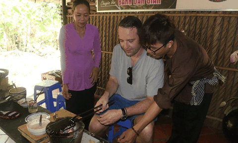 Du khách thích thú du lịch sinh thái tại vùng sông nước 