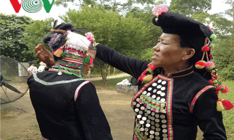 Độc đáo chiếc khăn đội đầu của người Si La