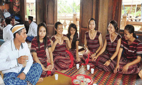 Người Chơ ro với tục “ngủ mèo” trước hôn nhân