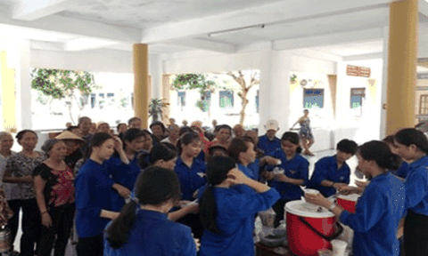 Hà Tĩnh: Thanh niên Thịnh Lộc nấu cháo cho bệnh nhân nghèo