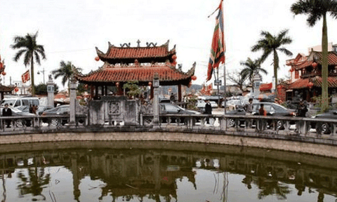 Ứng xử của người dân trong lễ hội thờ Mẫu tứ phủ ở Phủ Dày