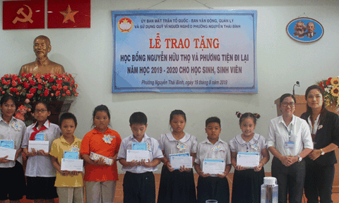 Phường Nguyễn Thái Bình trao học bổng cho học sinh nghèo...