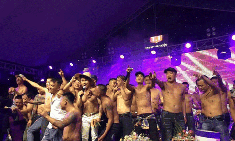 Fan cuồng Nghệ An lột đồ nam ca sĩ Du Thiên ngay tại sân khấu