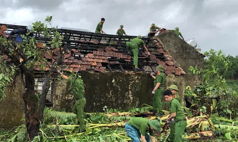Công an thị xã Kỳ Anh (Hà Tĩnh) cùng nhân dân phòng, chống và khắc phục hậu quả do cơn bão số 4 gây ra