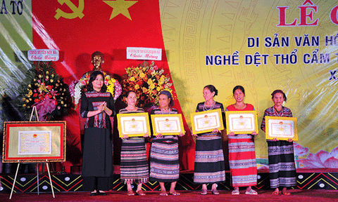 Nghề dệt thổ cẩm truyền thống Ba Thành là Di sản văn hóa phi vật thể Quốc gia