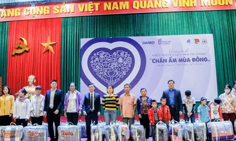 Mang “Chăn ấm mùa đông” đến với bà con vùng khó khăn Sông Lô