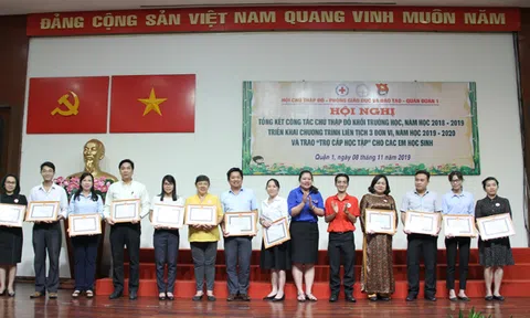 Trao “Trợ cấp học tập” cho các em học sinh hoàn cảnh khó khăn