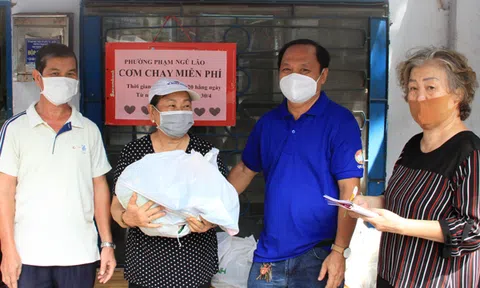 Phường Phạm Ngũ Lão (TP.HCM) hỗ trợ nhu yếu phẩm cho hộ khó khăn